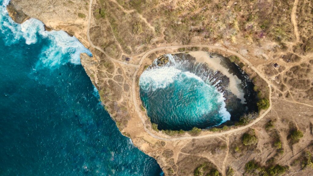 Stunning aerial view of Angel's Billabong in Nusapenida, Bali showcasing vibrant coastal beauty.